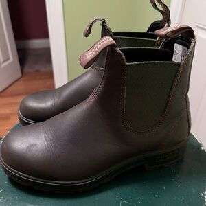 Barely worn blundstone boots